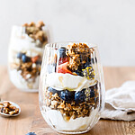 Berry Bliss Yogurt Parfait: The 5-Minute Morning Hack That Actually Keeps Me Full Berry Bliss Yogurt Parfait