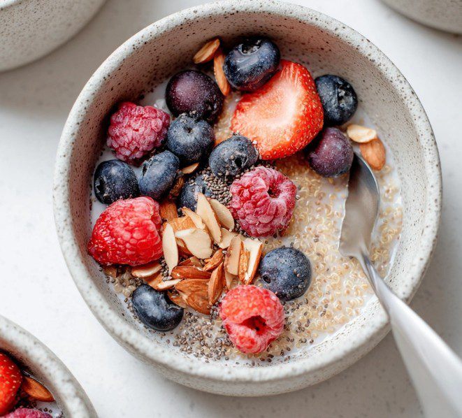 Read more about the article The 5-Minute Berry Quinoa Breakfast Bowl That Actually Keeps You Full